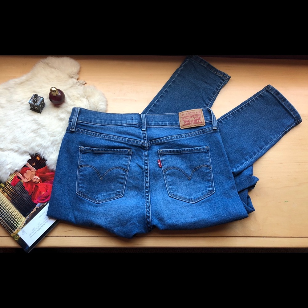 *Levi’s*Medium Wash Shaping Skinny Jeans